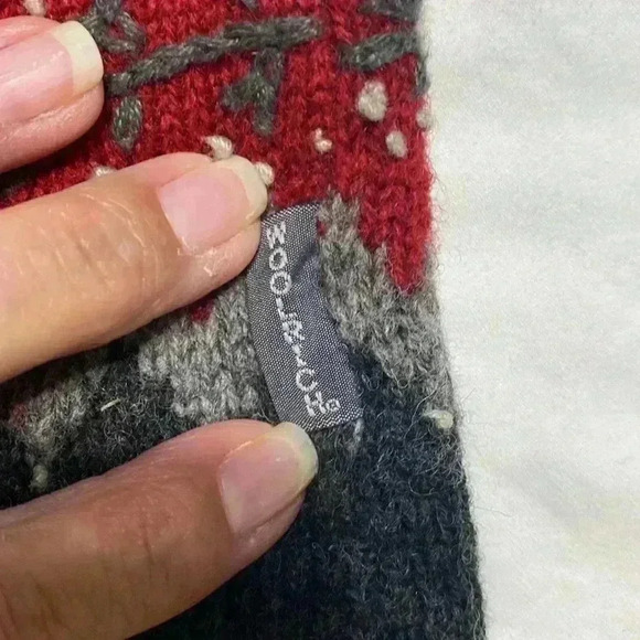 Woolrich 100% Wool Red V Neck Embroidered Woman’s Sweater Size Small.  “Ruby”. - Picture 6 of 13